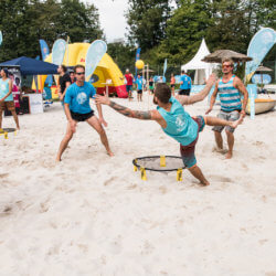 Action im Sand mit Spikeball