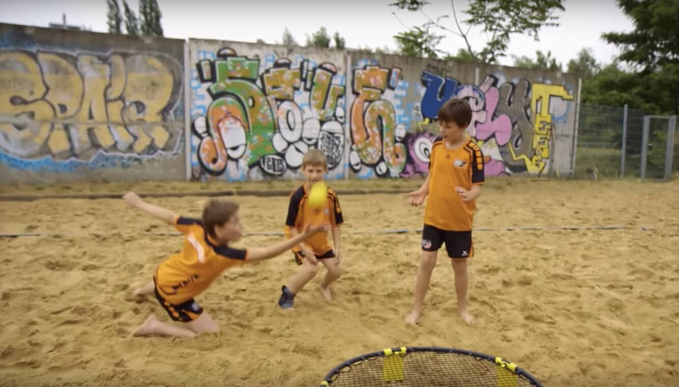 Spikeball bei Nickelodeon - eine Erklärung für Kinder