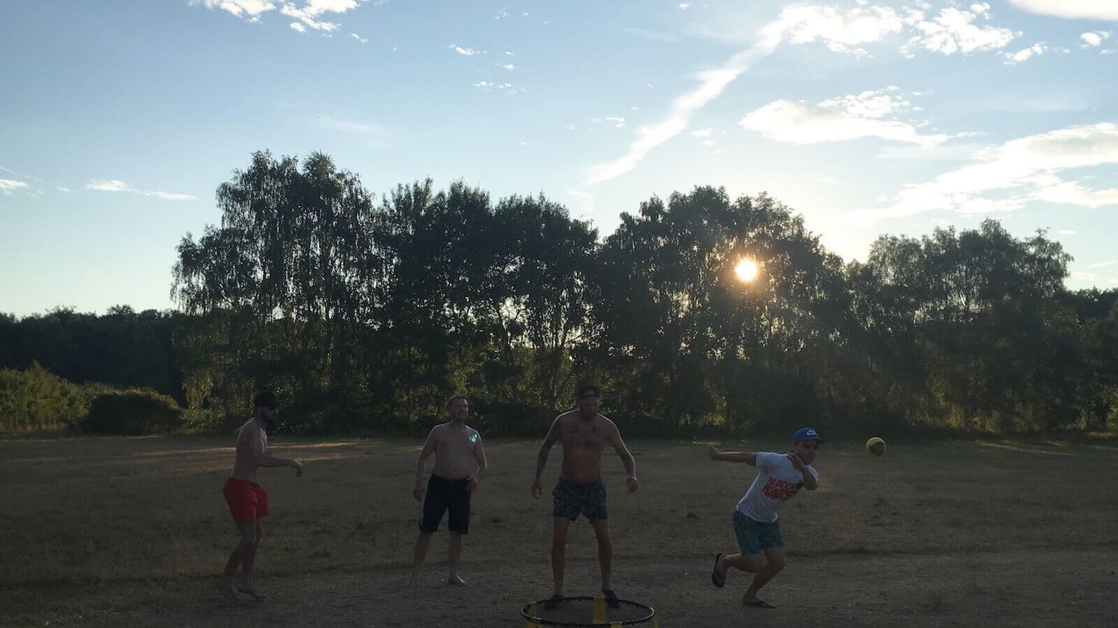 SPORT IN DER NATUR – Spikeball spielen in Bonames bei Frankfurt