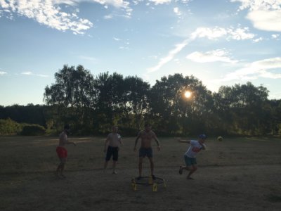 SPORT IN DER NATUR – Spikeball spielen in Bonames bei Frankfurt