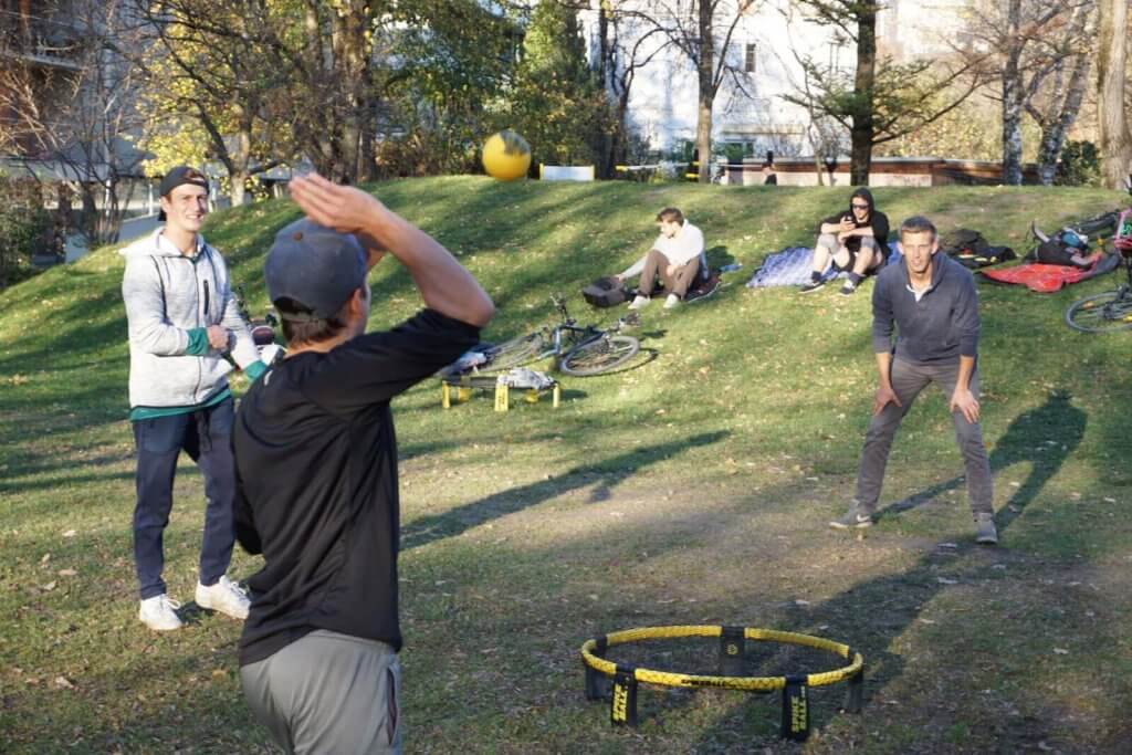 Angabe beim Spikeball Spiel