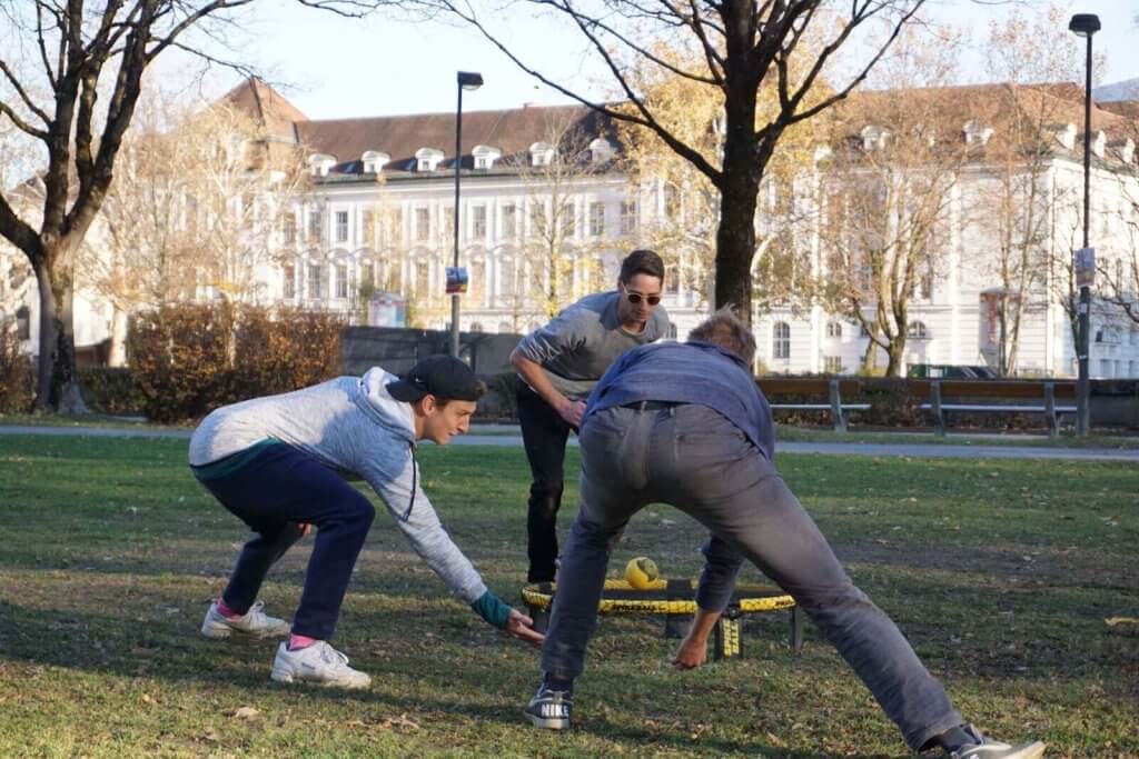 Spikeball im Park