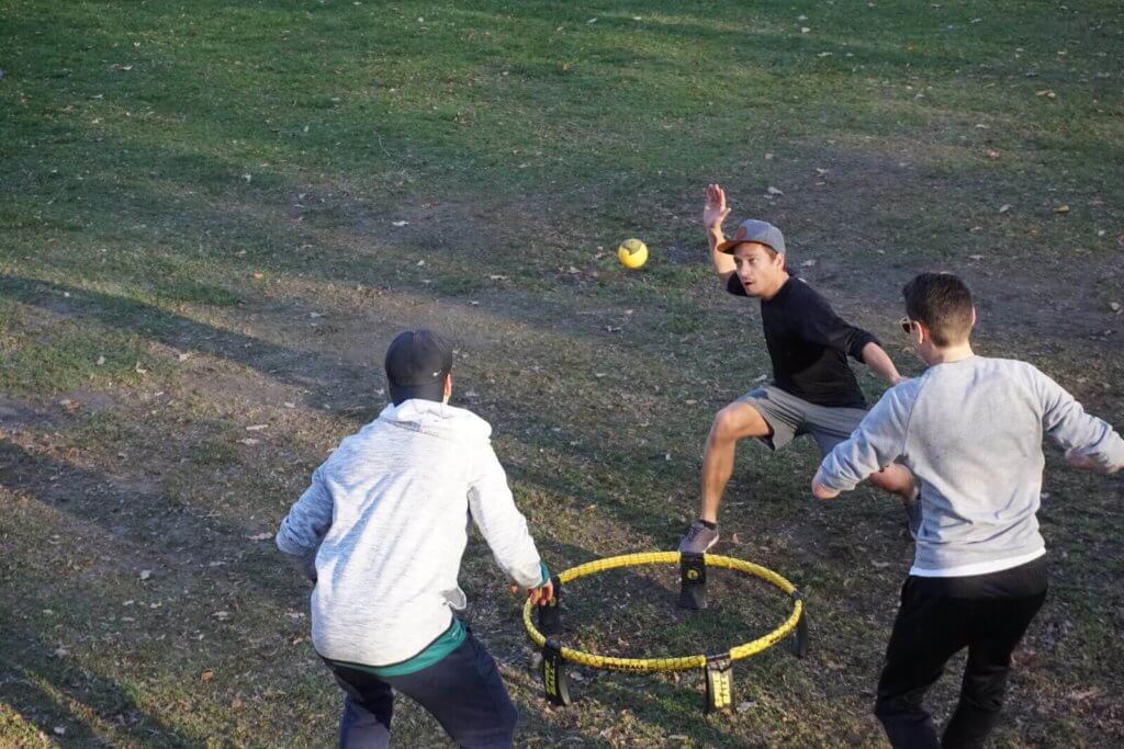 Spikeball Spielen im Park in Innsbruck