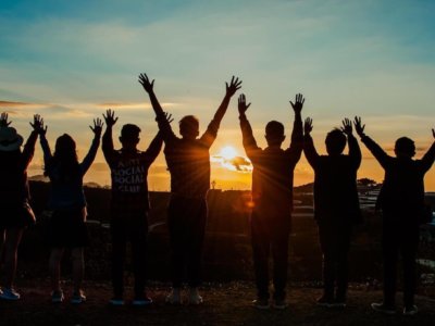 Wie viele Personen können Spikeball spielen?