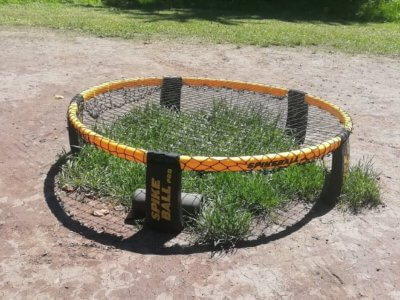 Spikeball Netz nach dem Spielen abspannen