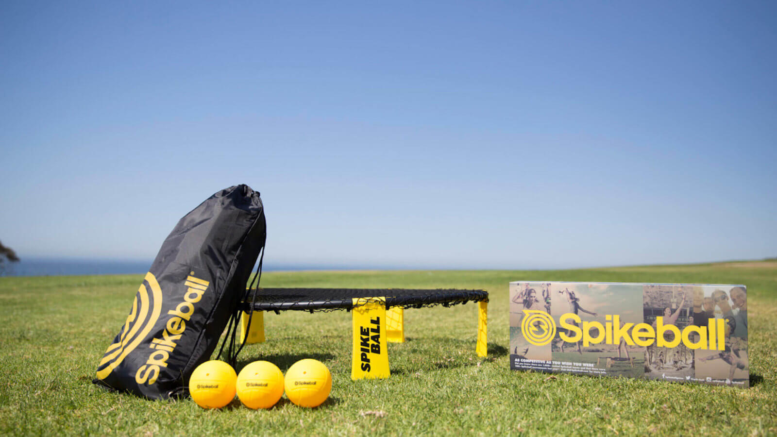 Spikeball Set aufgebaut auf der Wiese