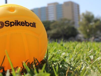 Mehr Spielkontrolle durch weniger stark aufgepumpten Spikeball Ball