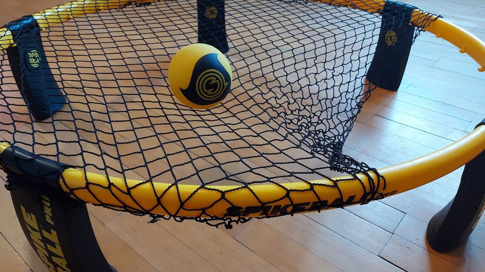 Wie stark wird das Spikeball Netz gespannt?