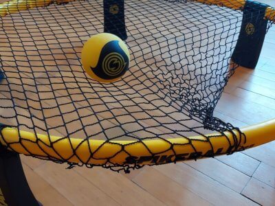 Wie stark wird das Spikeball Netz gespannt?