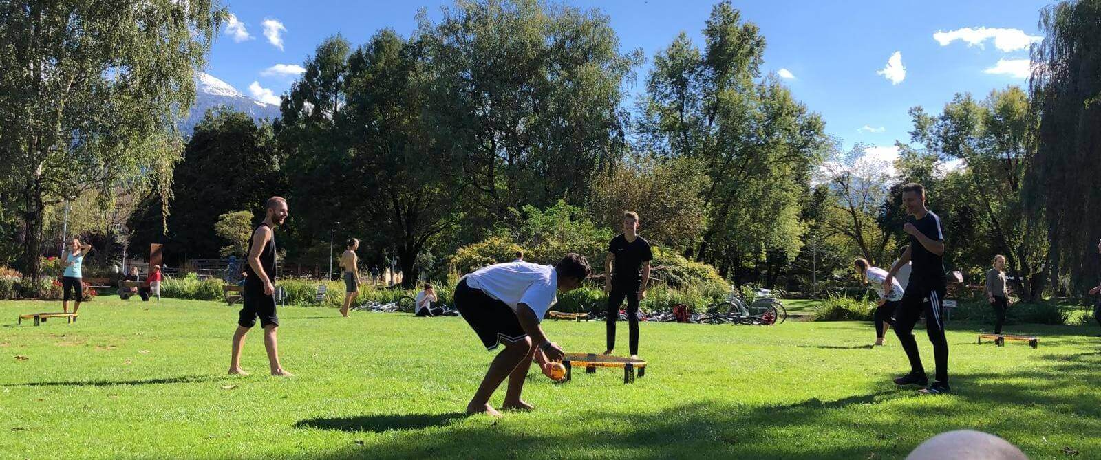 Aufschläge auf dem Spikeball™ Set üben