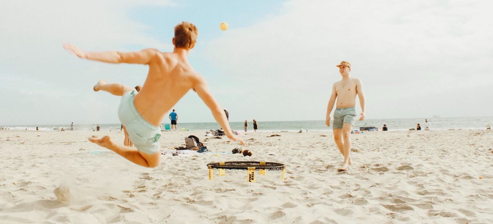 Spikeball spielen am Strand