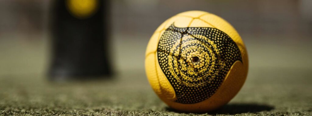 Spikeball auf dem Rasen