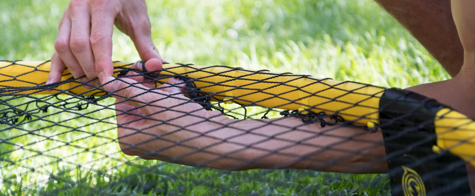 Das Netz richtig einhängen beim Spikeball Set