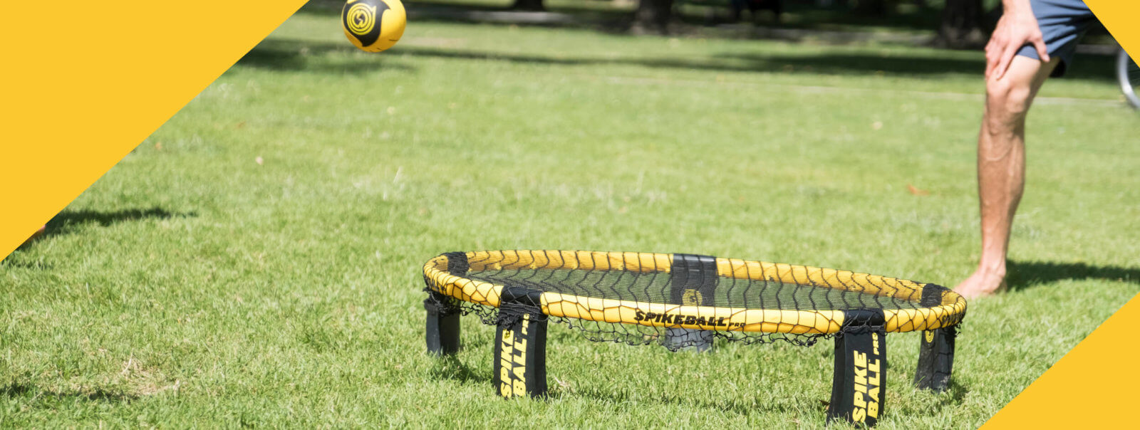 Spikeball PRO Set auf der Wiese