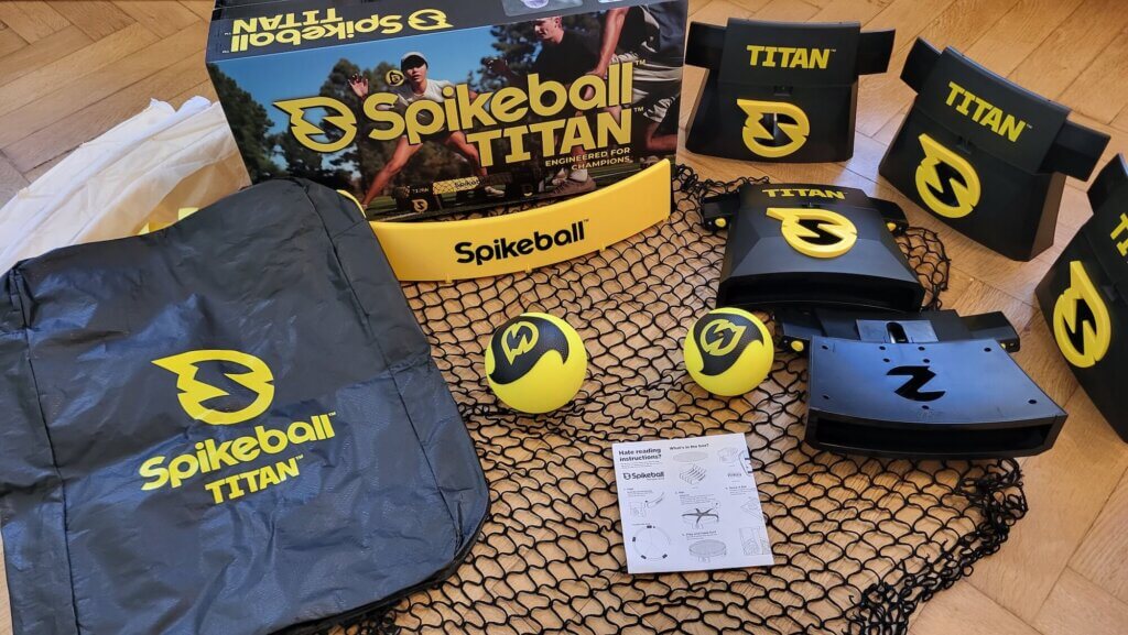 Alle Bestandteile vom Spikeball Titan Set au einem Bild